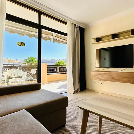 Sunset Apart, Large Terrace, Pool, Location! アパート